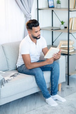 Evim rahatla sıradan bir adam kitap sever Arap bir adam.