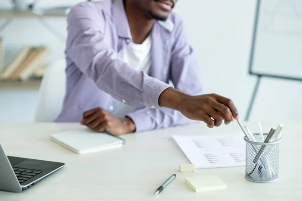 Utbildningskurser arbetar man göra anteckningar casual — Stockfoto