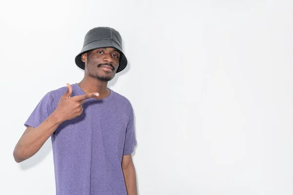Городской модный хип-хоп человек рекламный фон — стоковое фото
