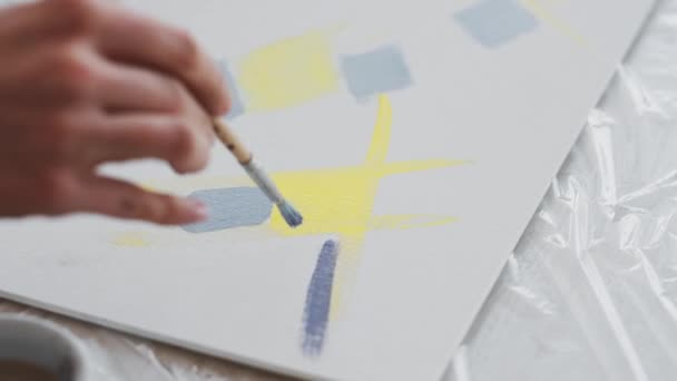 Створення ілюстрації художниці абстрактного живопису — стокове відео