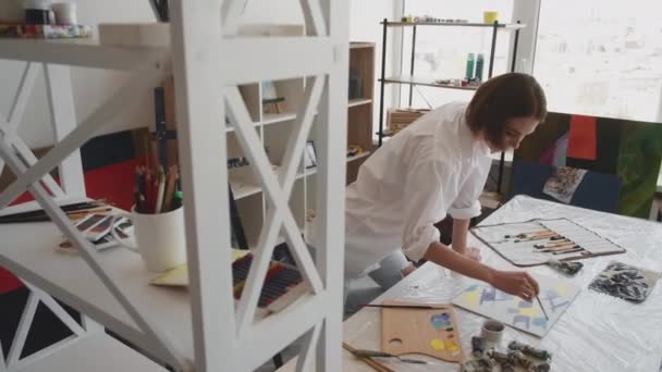 Konst studio lycklig kvinna kreativ process hitta — Stockvideo