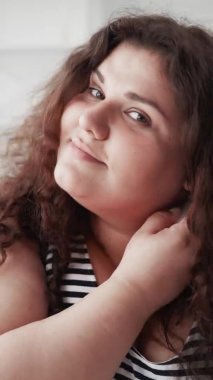 Yüz gerdirme düzeltmesi gua sha treat obez kadın