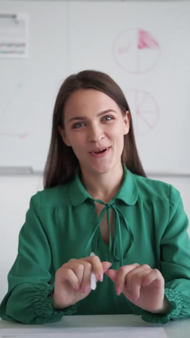 Vídeo chat internet conferência feminino empregado — Vídeo de Stock