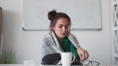 Salgın görüntülü sohbet hasta çalışan kadın baş ağrısı