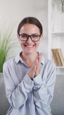 Video zafer çağrısı Gururlu kadın alkışı