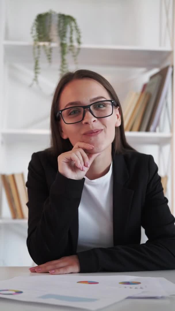 Video intervju nyfiken affärskvinna ja håller med — Stockvideo