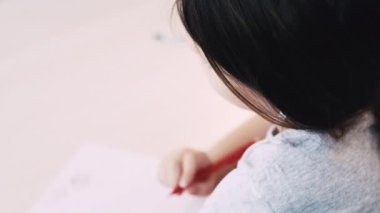 Çocuklar sanatsal süreç için favori hobilerini çiziyorlar
