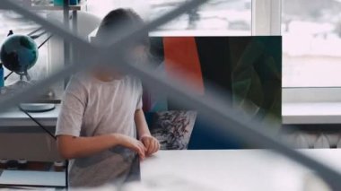 Sanat stüdyosu küçük kız resim dersi güzel