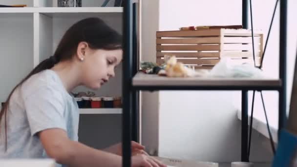 Malschule süße Mädchen künstlerische Werkzeuge wenig — Stockvideo