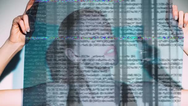 Gezichtsherkenning vrouw glitch encryptie gegevens — Stockvideo