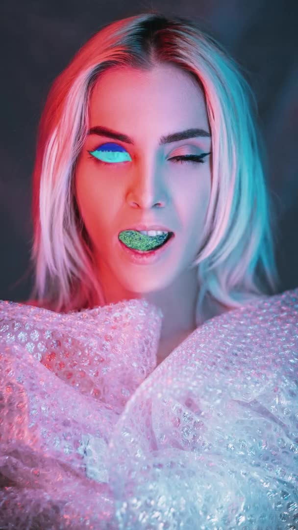 Nft sanat dijital güzellik neon sayborg kız hatası göz — Stok video