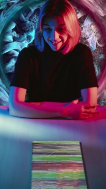 nft sanat kripto para birimi neon kız hatası tableti