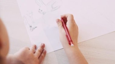 Resim çizen sevimli çocuk tanınmaz hale geldi.