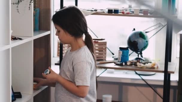 Escola de arte menina criativa começar a pintar muito — Vídeo de Stock