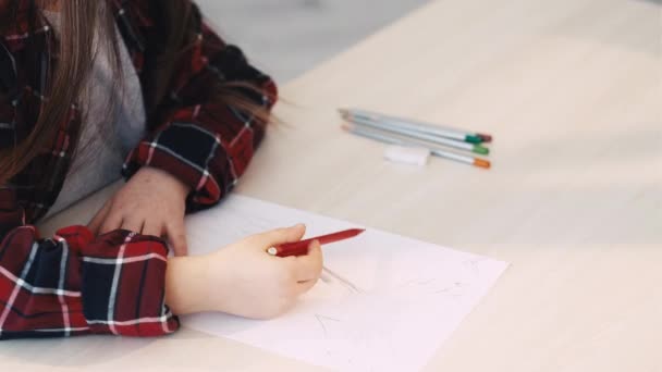 Børn kreativ skole tegning pige kunst terapi – Stock-video