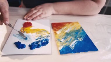 sanat stüdyosu kadın sanatçı yaratıcı süreç