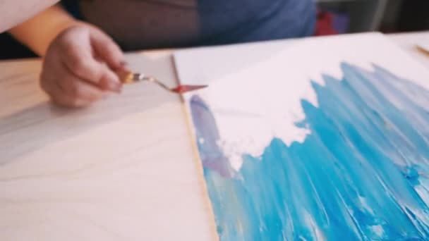 Proceso de pintura artista femenina herramientas artísticas — Vídeo de stock