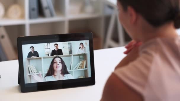 Entrevista en línea mujer emocionada videoconferencia — Vídeo de stock