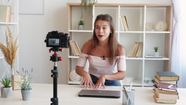 Vida de influenciador feminino blog vídeo conferência — Vídeo de Stock