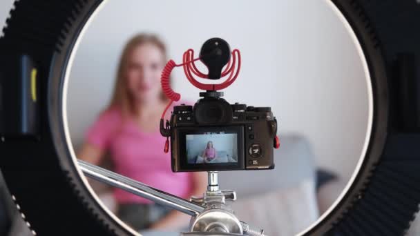 Mujer blogger tendencia influencer video record — Vídeos de Stock