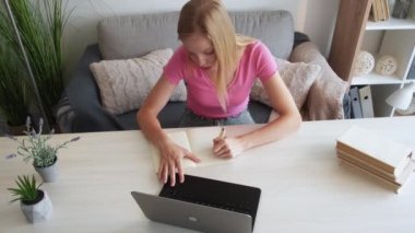 uzakta eğitim gören bayan öğrenci evde öğrenim görüyor