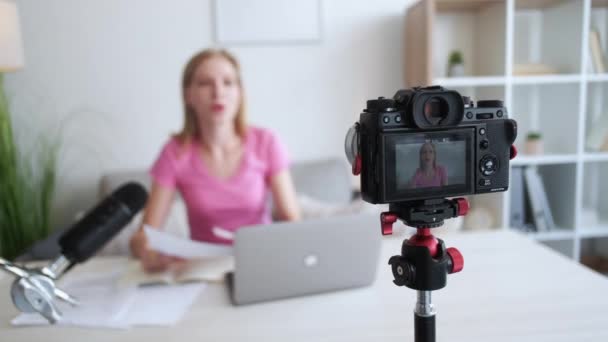 Educatieve blog vrouwelijke spreker video-opname — Stockvideo