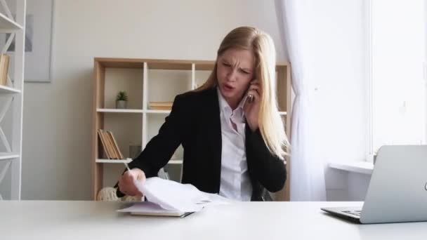 Memarahi bos marah wanita komunikasi mobile — Stok Video