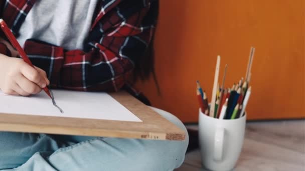 Creatividad de los niños dibujo chica inspiración arte — Vídeos de Stock