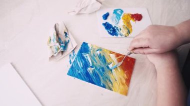 sanat stüdyosu kadın sanatçı yaratıcı süreç