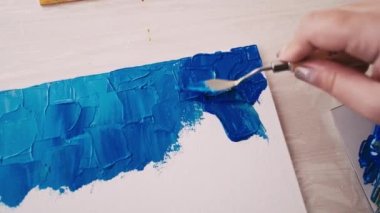 spatula boyama kadın sanatçı süreci görünümü