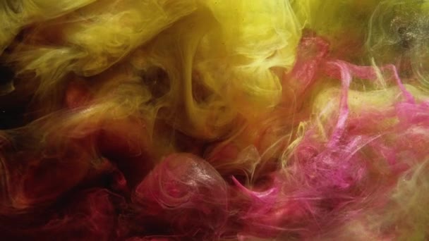 Кольоровий дим сплеск чорнила вода жовта рожева пара — стокове відео
