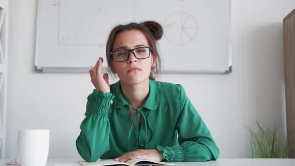 Aprendizagem online negócio webinar cansado nerd mulher — Vídeo de Stock