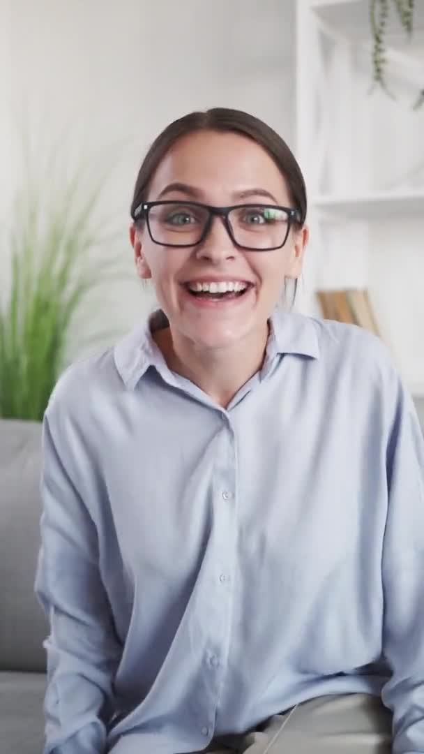 视频聊天虚拟会议快乐兴奋的女人 — 图库视频影像