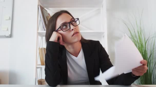 Reunião on-line de negócios telecommuting mulher entediada — Vídeo de Stock