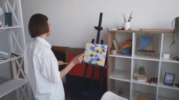Pintor femenino proceso creativo inspirado hobby — Vídeos de Stock