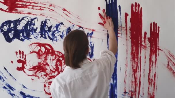 Resim ifadesi kadın sanat terapisine ilham verdi — Stok video