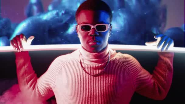 Cyber people digital art neon guy glitch smoke — Stock Footage Cyber people digital art neon guy glitch smoke — Stock Video