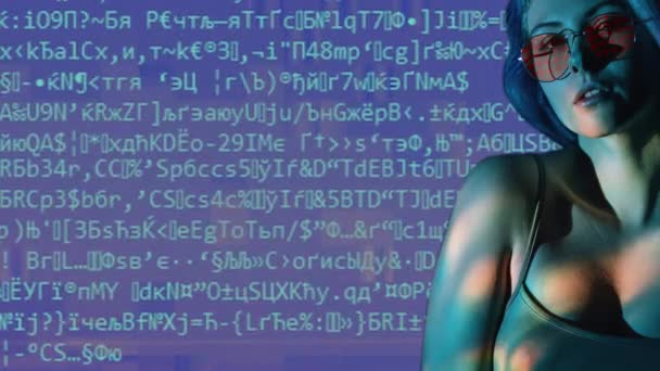 Nft art numérique beauté néon femme glitch code données — Video