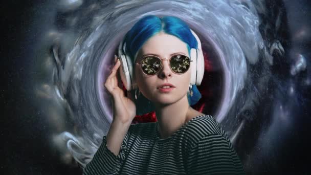 Muziek energie techno trance meisje hoofdtelefoon werveling — Stockvideo