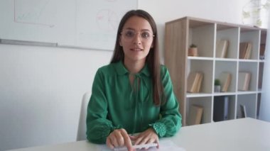 Uzaktan öğrenme işi koçluğu zeki kadın.