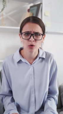 Online çatışma görüntüsü kızgın iş kadını sohbet