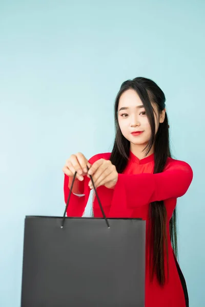 Shopping Assistentin Urlaubsgeschenk Frau greift nach Tasche — Stockfoto