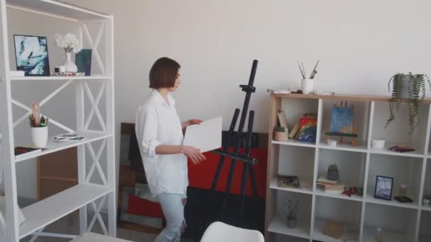 アートスタジオ女性画家が道具の準備を始め — ストック動画
