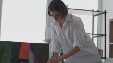 profesyonel sanatçı güzel kadın resim aletleri