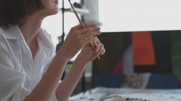 Pintor inspiración artista femenina estudio de arte — Vídeo de stock