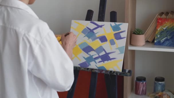 Pintura abstracta artista femenina hobby creativo — Vídeo de stock