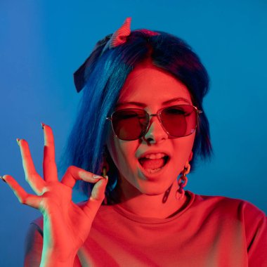 tamam jest anlaşması imzala kırmızı neon ışığı kadın