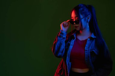 Neon ışıklı kadın, tuhaf ifade reklamı