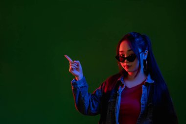 Gösterilen kadın içeriği kırmızı neon ışığı reklamları