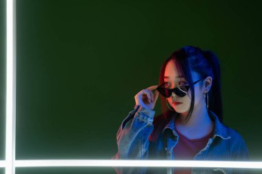 siber punk portresi milenyum gece hayatı kadın neonu